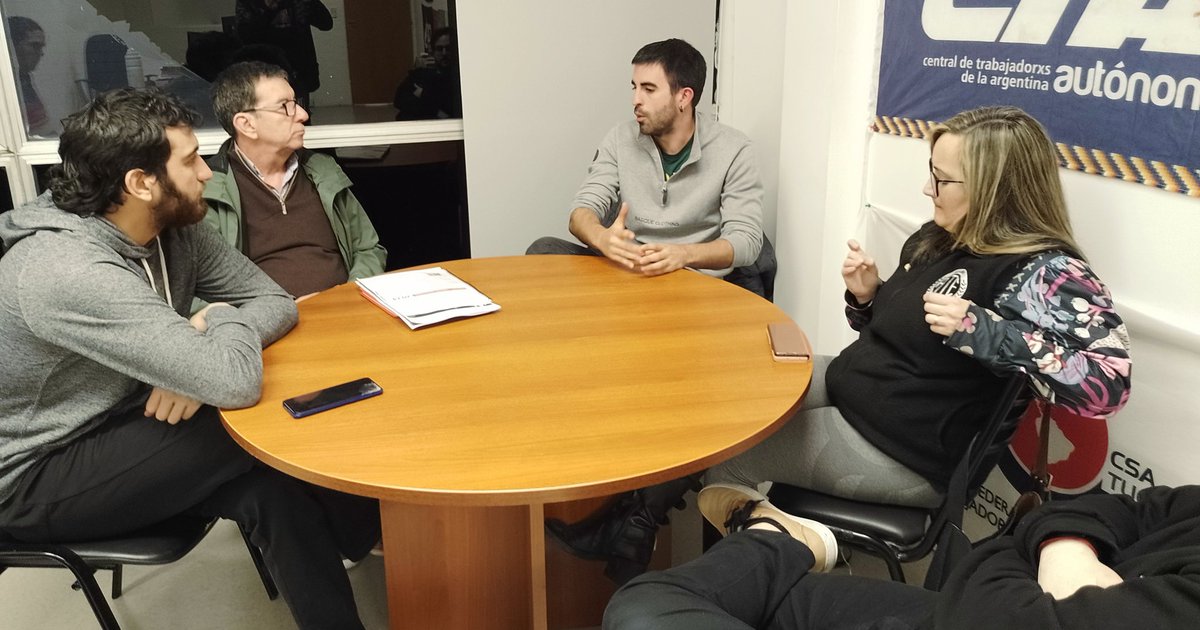 Urdax Bañuelos, dirigente de la hermana central sindical @ELAsindikatua, visitó la sede nacional de la CTA. Fue recibido por Adolfo Aguirre, Secretario de Relaciones Internacionales y Mercedes Cabezas, Secretaria Adjunta de ATE. Dialogaron sobre el panorama sindical mundial.