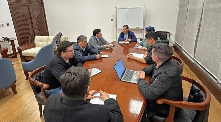 BrujulaNoticias's tweet photo. Debido a la falta de diésel, Arce conforma comité interministerial para “atender la actual coyuntura”
https://t.co/f9gXnOZdB3 https://t.co/2MImrlv6av