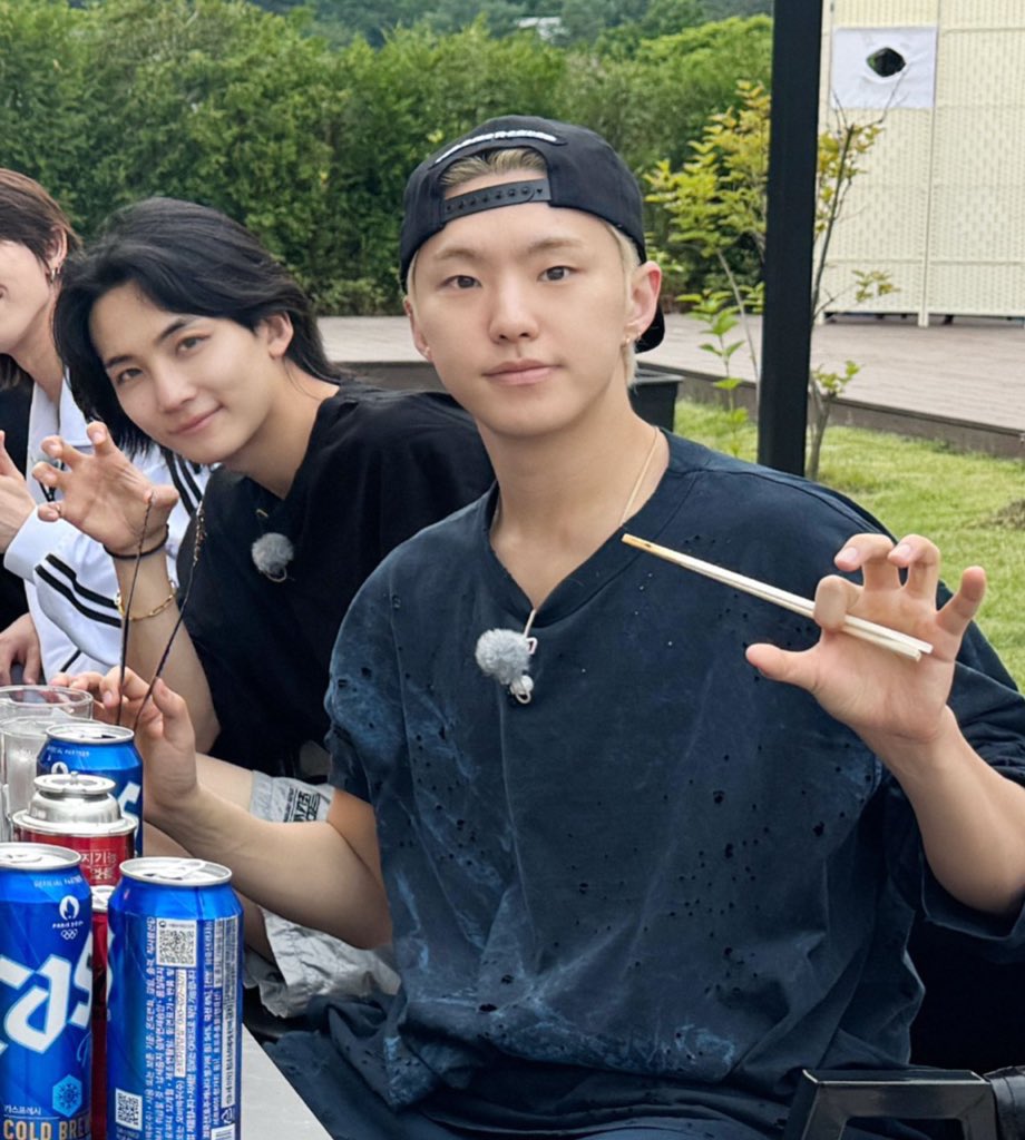 maki tweet media