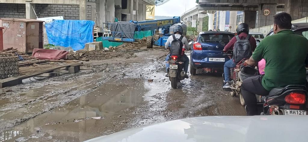 Dnyanendra's tweet photo. @Dev_Fadnavis @supriya_sule @AjitPawarSpeaks @mohol_murlidhar
खड्ड्यात गेले clients आणि खड्ड्यात गेल्या कंपन्या, 
पाठ मोडक्या रस्त्यांवरून, बाप्पा मला आज सुरक्षित घरी न्या !

लाडकी बहिण आणि लाडका भाऊ,

12 तास काम आणि 4 तास प्रवास करून टॅक्स भरणारे आम्ही,  मात्र नावडतेच राहू?? https://t.co/zI0lFJ9uhE