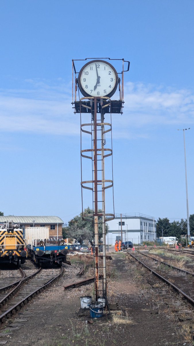 A forgotten piece of history on Hither Green MPD still stands proud alongside the aptly named 'Clock Road'. It's sadly disconnected hence not showing the correct time anymore. Does anyone know what this 'Gents' clock dates back to? 🕜🚂
#gentsclock #hithergreenmpd
<a href="/MrTimDunn/">Tim Dunn</a>