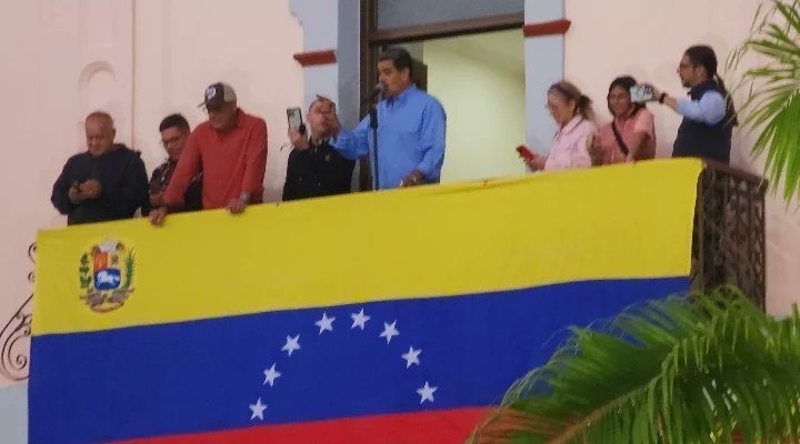 Seguridad_GDC's tweet photo. Una vez más queda demostrado la fuerza imparable del pueblo Revolucionario. El cuál salió a defender la paz en las calles de Caracas.

Juntos cómo una gran familia llegaron a Miraflores para celebrar la victoria Popular, de la mano del presidente @nicolasmaduro 
@nahumjfernandez https://t.co/Pmiy2CbGhZ