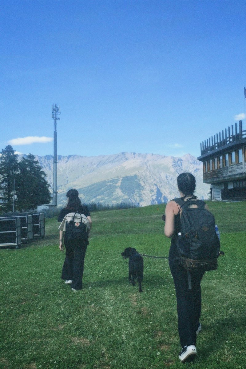 LoredanaMad's tweet photo. Un anno fa. 

@_ithilbor_, Lilith, un’enjoy che partiva dal centro di Torino per arrivare in mezzo alla natura. 
Una camminata lunghissima fino a Bardonecchia e #LEstateDeiCaniSciolti. 

Tra gli ultimi ricordi felici che ho del 2023. https://t.co/TVdeMpvr4D