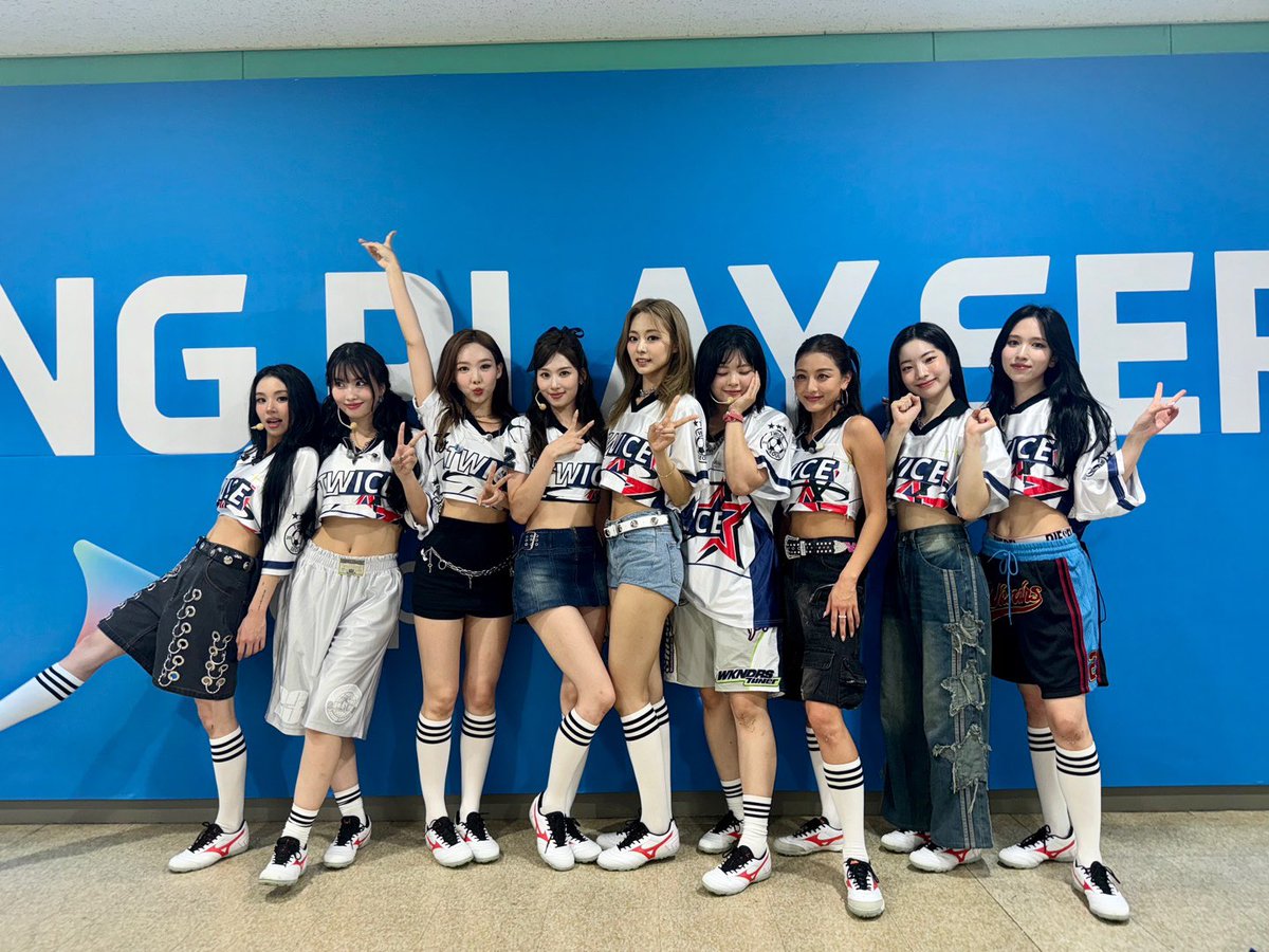 JYPETWICE's tweet photo. 팀 K리그 vs. 토트넘 하프타임 쇼를 장식한 오늘의 TWICE ⚽️

뜨겁게 응원해주셔서 정말 감사했습니다🔥

더운 날씨에 모두 지치지 말고 CHEER UP 하세요🩷

TWICE performed at the halftime show for Team K-League vs. Tottenham ⚽️

Thank you for your warm welcomes and hope you CHEER UP even in this hot weather🔥

#TWICE #트와이스