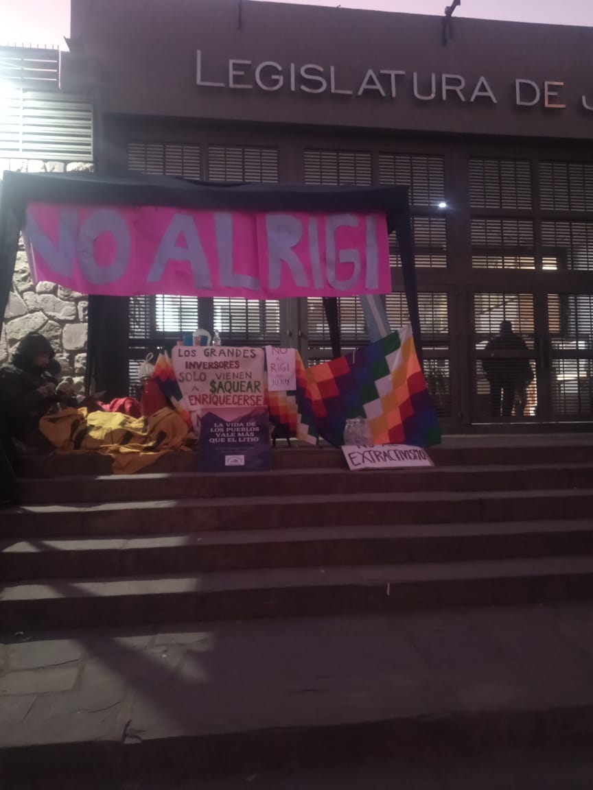 #NoAlRIGI
Permanencia pacífica en la legislatura de #Jujuy desde ayer comunidades Indígenas y organizaciones reclaman pedidos de informes y consulta previa en informada.