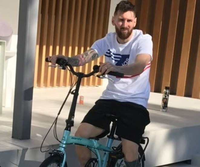 Nosotros yendo al laburo después de ver ganar medalla al Maligno Torres.