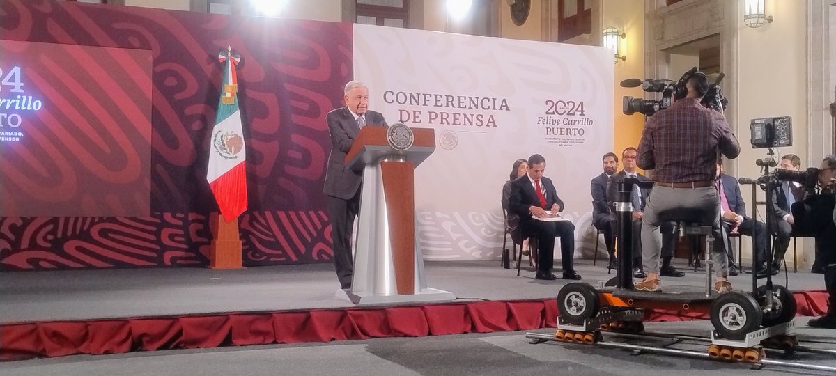 SinLinea_Mx's tweet photo. El presidente @lopezobrador_ adelanta cómo está el estado de la economía y el manejo hacendario. El titular de @Hacienda_Mexico, director del @SATMX harán dicha exposición.

#ConferenciaMañanera #ConferenciaPresidente https://t.co/KtNtG4l3V9