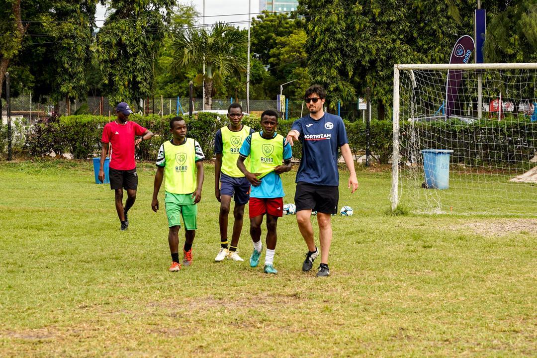 📸 Os presentamos algunas fotos de nuestro último proyecto en Tanzania.

El primer campus de fútbol español realizado en Dar es-Salaam🇹🇿, dirigido para formar a niños de
todas las categorías (entre U5 y U18) así como a entrenadores locales. 

¡Seguimos!🚀