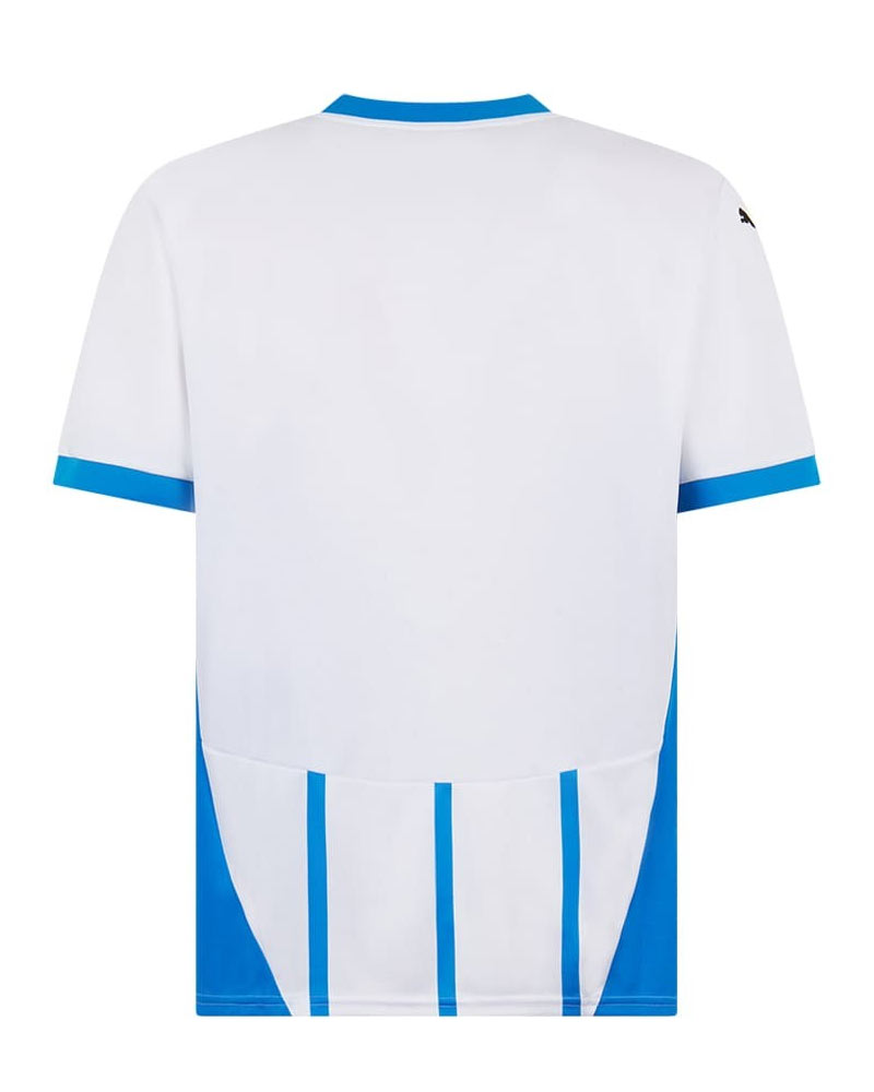 Il #Sassuolo ha presentato  la nuova maglia away griffata Puma.

La divisa è sempre bianca di base, ma rispetto agli anni precedenti il secondo colore è l'azzurro che decora le sottili righe verticali e i dettagli.

Vi piace questa novità con l'azzurro al posto del verde?