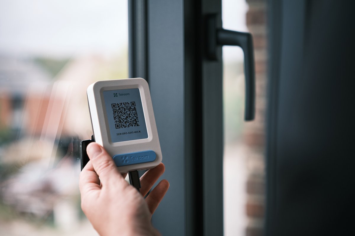 Telraam S2 is a plug-and-play device.
After a simple set-up, it runs continuously, sending data without the need for wifi, and can be updated remotely. The LCD screen helps during installation and provides an overview of the actual traffic for the day and the past 15'.