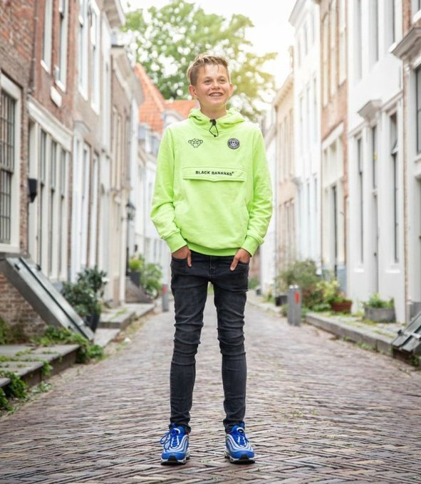 HistoryMttrs's tweet photo. 🌹#InMemoriam #TimvanderSteen 🇳🇱

Tieners die tieners vermoorden.

Zonet het naar de keel grijpende verhaal van Tim gelezen, alsook de nasleep.

Op Zondag 9 januari 2022 werd de toen 15-jarige Tim van der Steen door 2 broers van 15(!!!) en 16(!!!) jaar neergestoken in de wijk Dauwendaele in de stad Middelburg, Nederland.

De oudste van de broers had een conflict met Tim over 50 euro. 

De broers kochten een survivalmes en namen nog een tweede mes mee, waarna ze Tim in de val lokten.

Op Woensdag 12 Januari 2022, 3 dagen later, overleed Tim van der Steen aan zijn verwondingen door 14 steekwonden en 3 snijwonden.

Broers kregen slechts 1 en 2 jaar cel.

Lopen ondertussen terug op vrije voeten.

Na een moord mét voorbedachte rade.

De waarde van een jong leven... 50€.

#Justitie #Moord #Nederland #Tieners