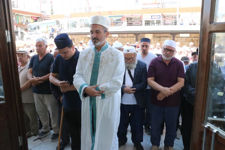 trthaber's tweet photo. Haniye'nin alçak bir suikastla şehit edilmesinin ardından Türkiye'nin birçok ilinde gıyabi cenaze namazı kılındı.

https://t.co/JPBD59UwRM https://t.co/kCqwmMvqCI