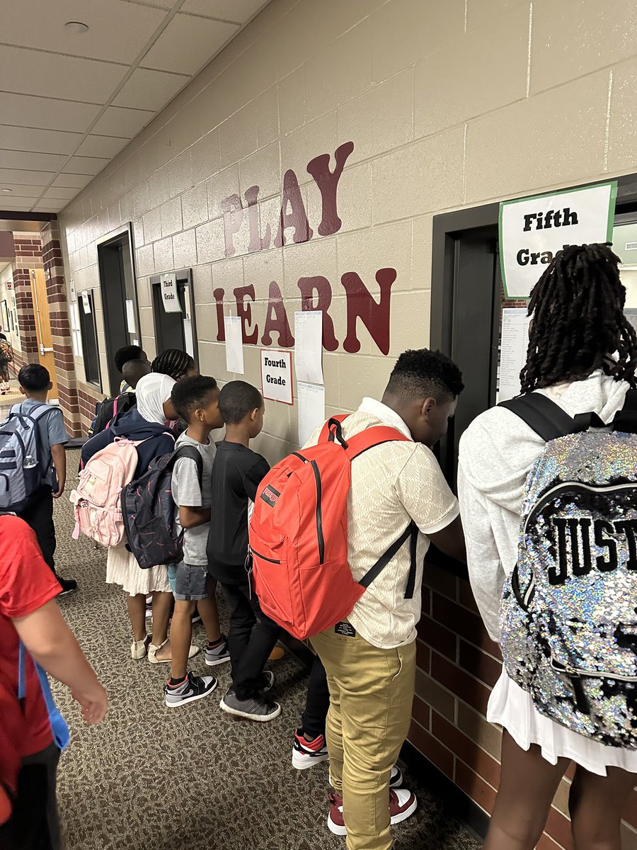 DrHeatherPierce's tweet photo. Great excitement for the First Day of School @WayneTwpSchools #firstbusride #whoismynewteacher #wearewayne https://t.co/L9nnsl51jx