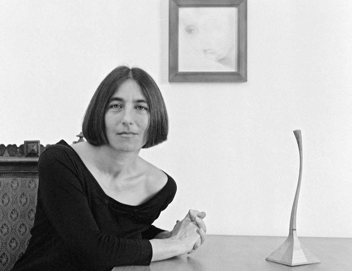 Ci lasciava oggi, un anno fa, la grandissima poeta Anna Cascella Luciani.

La ricordiamo con una sua poesia, Minotauro, per non dimenticare.