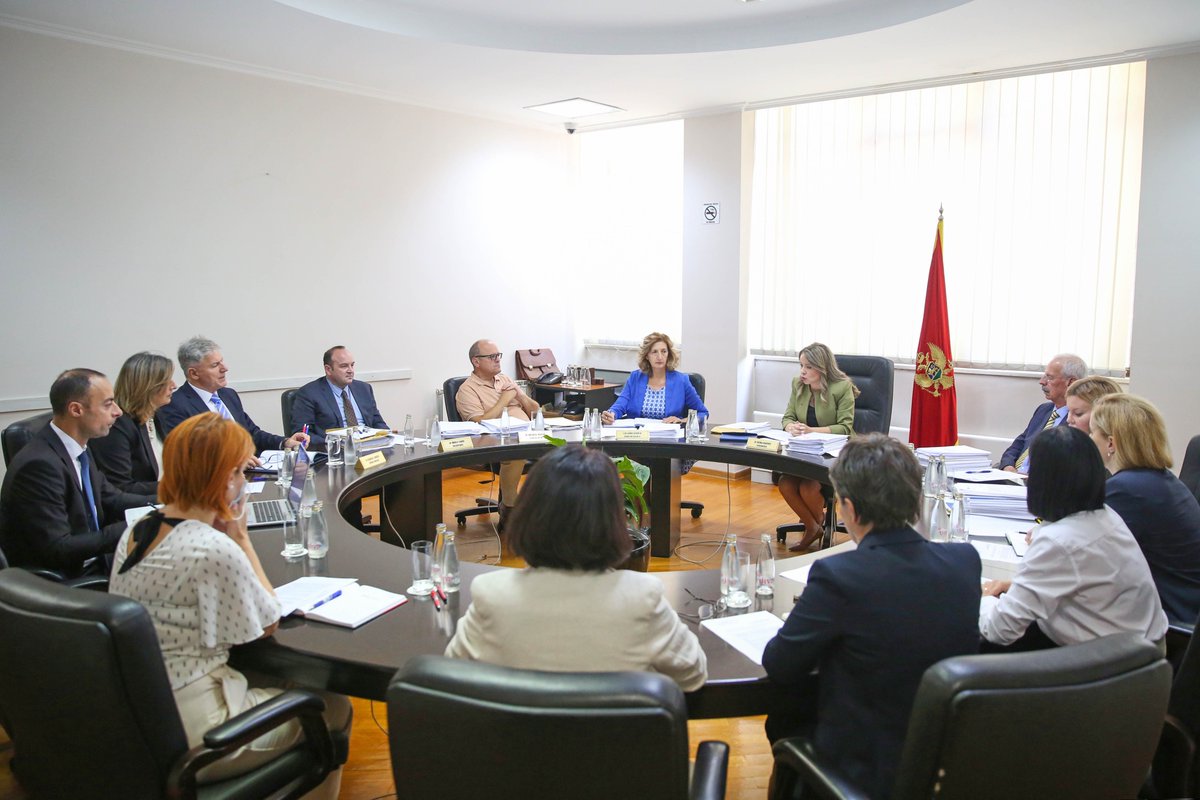 Centralnabanka's tweet photo. 📊#Savjet Centralne banke usvojio je Makroekonomski izvještaj #CBCG za 2023. godinu, u kom se navodi da je crnogorska ekonomija u prošloj godini, prema preliminarnim procjenama #MONSTAT-a, zabilježila rast od 6%.
📈 Trend rasta crnogorske ekonomije je nastavljen i u prvom kvartalu 2024. - konstatovano je današnjoj sjednici Savjeta CBCG.
📊 U Izvještaju o kretanju cijena za prvi kvartal 2024. godine, navedeno je da su potrošačke cijene u CG u prva tri mjeseca ove godine, u odnosu na isti period prethodne, u prosjeku bile više za 4,7%.
📘 Savjet je takođe usvojio više izvještaja i odluka iz svoje nadležnosti.
🔗 Detaljnije: https://t.co/volezERn94