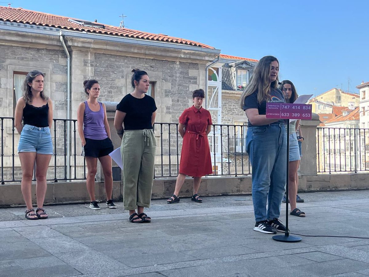 GMFk, Lumagorrirekin batera, jaietarako erasoen aurkako protokoloa aurkeztu du.
Jaiak eta gauak gureak direlako! ✊🏼🎊

El movimiento Feminista de Gasteiz, junto con Lumagorri, ha presentado el protocolo  de cara a las fiestas.

Gora elkartasun transfeminista! ✊🏼🎊

<a href="/Lumagorrihat/">Lumagorri</a>