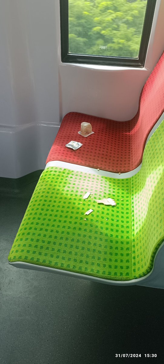 fanchjo's tweet photo. @LIGNEL_sncf @SNCFVoyageurs 
Quand tu prend le train durant les JO 
C'est du propre https://t.co/iSuMULrv17