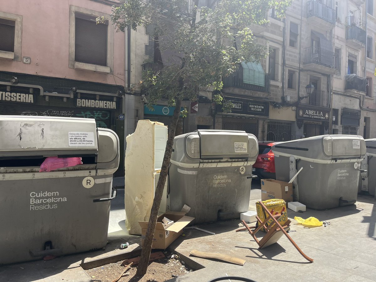 ravalparatodos's tweet image. 15:38 en #CarrerSantAntoniAbat. Nos espera otro día a los vecinos y transeúntes observar como la BASURA se nos come la calle. No podemos vivir así! La nevera lleva casi 20h en la via pública @barcelona_010 @bcn_ajuntament @Bcn_CiutatVella #barcelona #nuevabarcelona