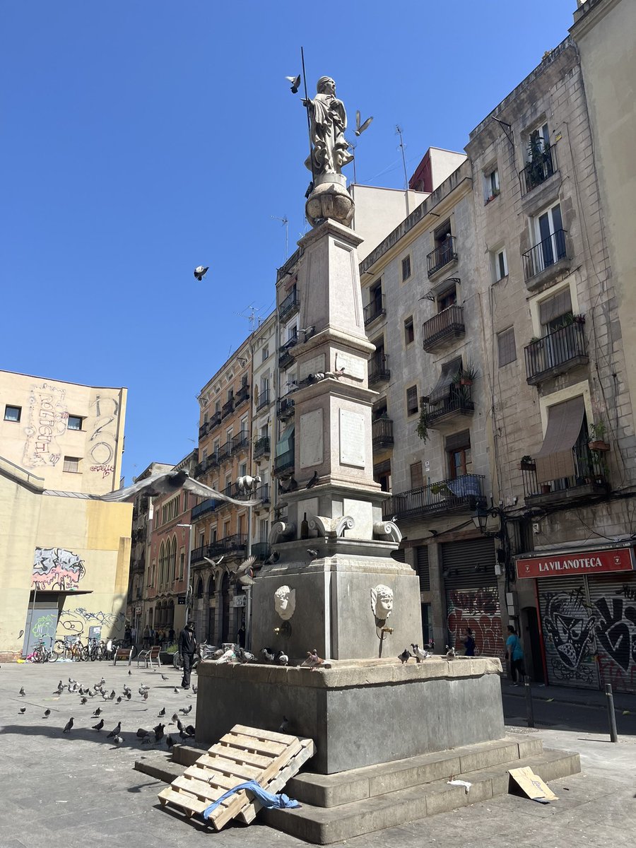 ravalparatodos's tweet image. 15:38 en #CarrerSantAntoniAbat. Nos espera otro día a los vecinos y transeúntes observar como la BASURA se nos come la calle. No podemos vivir así! La nevera lleva casi 20h en la via pública @barcelona_010 @bcn_ajuntament @Bcn_CiutatVella #barcelona #nuevabarcelona