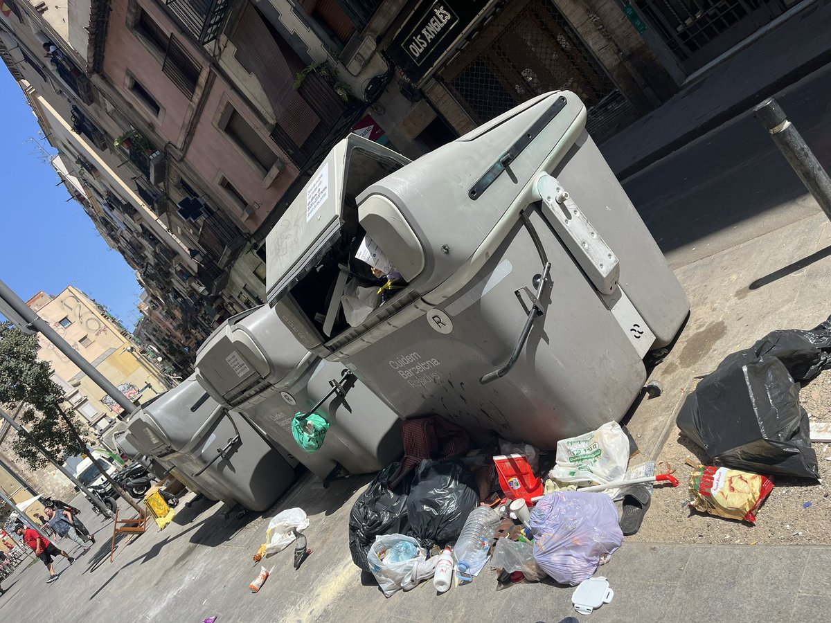 ravalparatodos's tweet image. 15:38 en #CarrerSantAntoniAbat. Nos espera otro día a los vecinos y transeúntes observar como la BASURA se nos come la calle. No podemos vivir así! La nevera lleva casi 20h en la via pública @barcelona_010 @bcn_ajuntament @Bcn_CiutatVella #barcelona #nuevabarcelona
