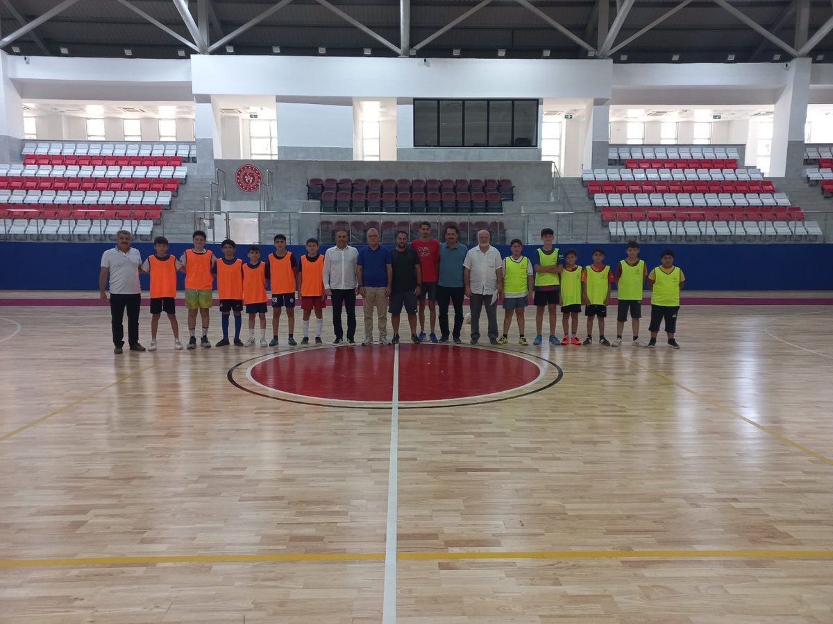 GSB_Antalya's tweet photo. #GSBYazSporOkulları'nda ilkleri yaşatmaya devam ediyoruz! 😎

Kur'an kursu öğrencilerimiz arasında düzenlenen Futsal turnuvası devam ediyor. 

📍Aksu Gençlik ve Spor İlçe Müdürlüğü https://t.co/NoRSfSzjF5