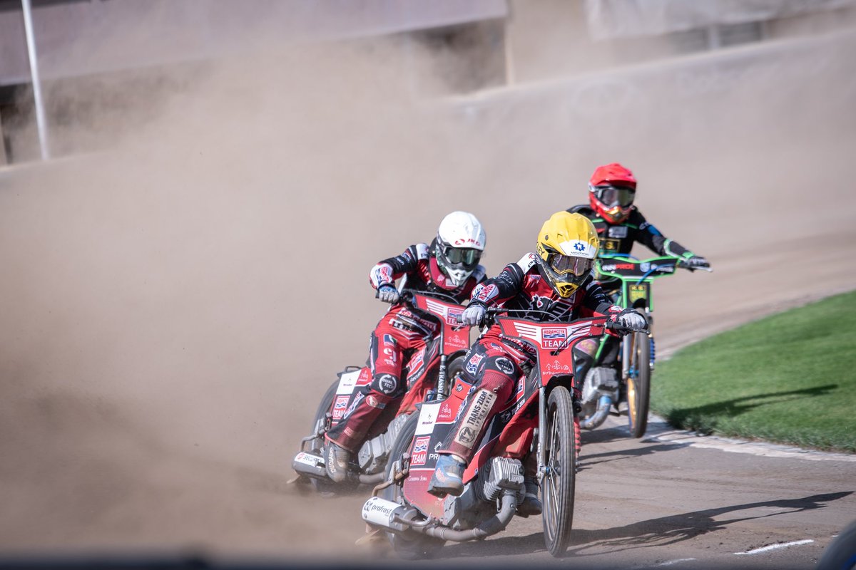 spod taśmy (@zkloskowska) on Twitter photo 