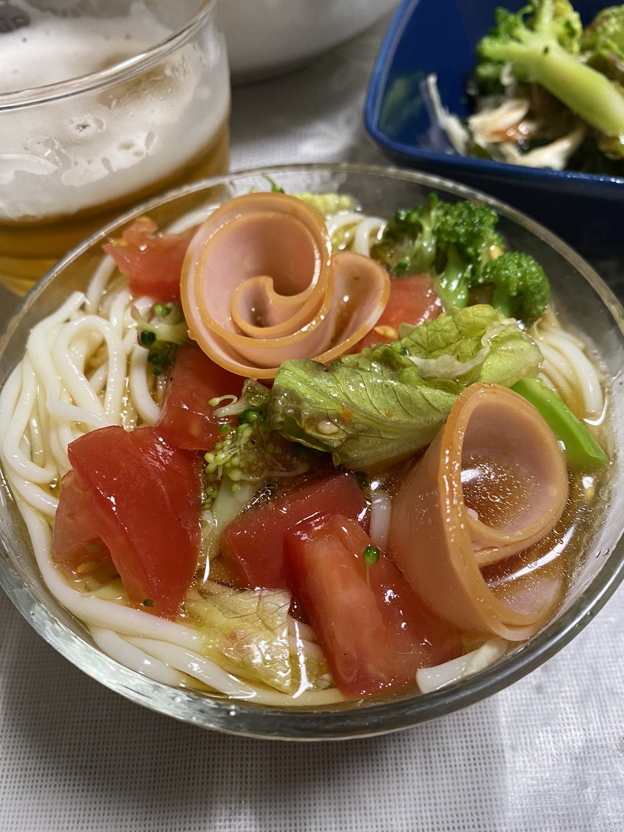 旦那も通勤だけでバテ気味
ガツンと冷たいお素麺いただきまーす🍻

🍽冷やし素麺
🍽ハムトマトサラダ
ドレッシングはトマトと塩レモン

花しいたけと生姜
味変でトマトサラダ素麺と塩レモン素麺

お疲れさま〜乾杯🍻

#晩御飯記録
#料理好きな人と繋がりたい