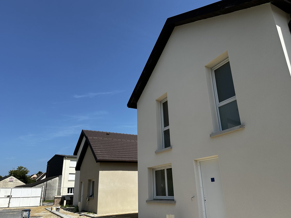 [🏗️ CONSTRUCTION 🏗️]
 
📸 Découvrez en images les 76 logements à Rethel !

🏘️ Le projet "Résidence des Iris" avance bien sur l'avenue du Général de Gaulle. La commercialisation est prévue fin 2024  / début 2025 !

Plus d’informations : habitat08.fr/projets/reside…