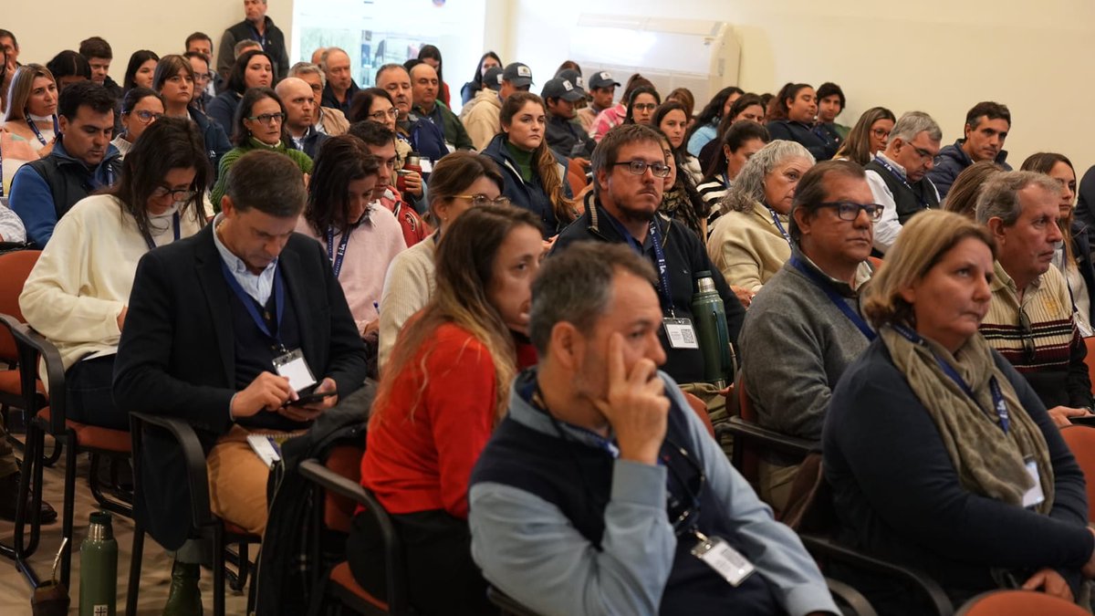 MGAPUruguay's tweet photo. #AHORA en Tacuarembó, el ministro Fernando Mattos, la directora del #MGAP @mfmaldonado_ la directora de #DIGEBIA @mvguardia el director de #SNIG Gabriel Osorio y equipo del #MGAP participan junto a técnicos y especialistas de la jornada "CARNE URUGUAYA ¿La mejor del Mundo?". https://t.co/yNEST4zh8S