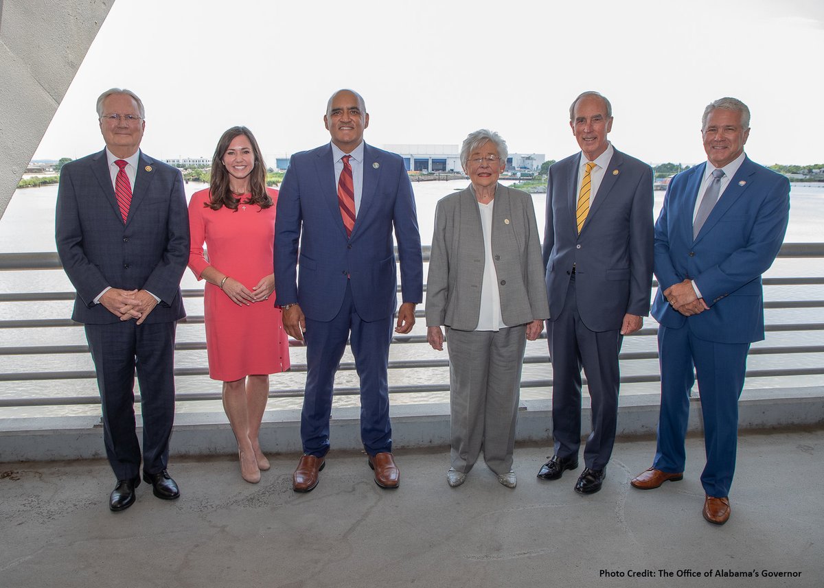 FHWA Adm @bhattmobilet joined <a href="/GovernorKayIvey/">Governor Kay Ivey</a>, <a href="/MayorStimpson/">Mayor Sandy Stimpson</a> &amp; Congressional, state and local officials to announce a $550M bridge investment program grant to <a href="/ALDOT/">ALDOT</a> for the Mobile River Bridge &amp; Bayway Project that will help residents and freight traveling along Interstate 10.