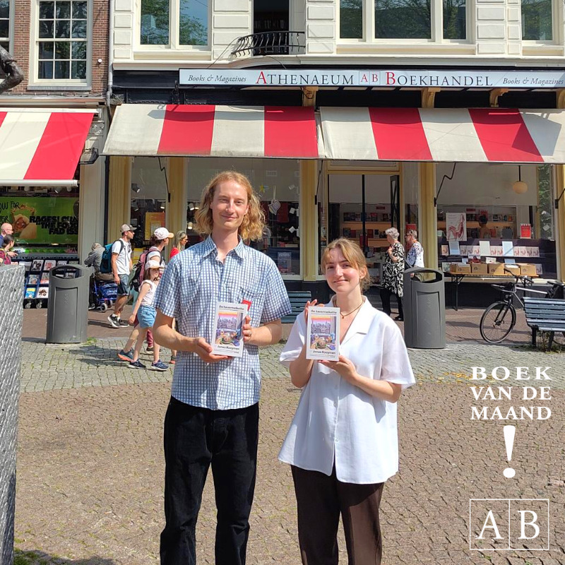 Athenaeum's tweet photo. 'Ze zijn jong, hebben een goede smaak en staan midden in het trendy stadsleven.' Dit gaat natuurlijk over de #havermelkelite! Het gelijknamige boek van @jonaskooyman is ons Boek van de Maand. Lees alvast de eerste bladzijden, een bespreking van een boekverkoper, of bestel meteen.