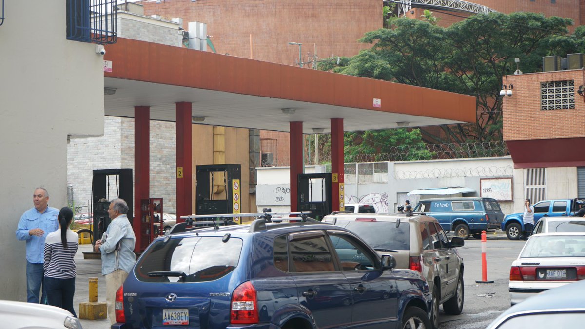 eldiario's tweet photo. #Exclusivo | La estación de servicio de plaza La Estrella, en Caracas, está operativa durante la mañana de este miércoles. https://t.co/PwetaEPYwx