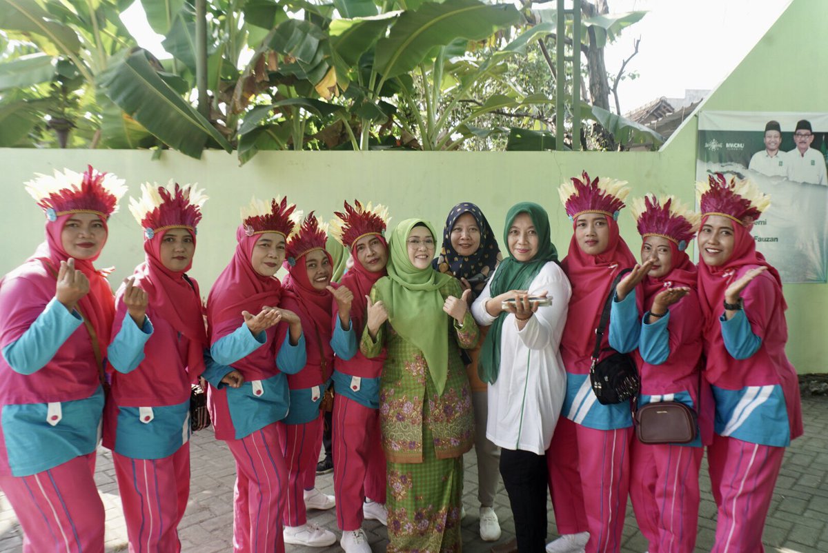 Sahabatningema's tweet photo. Ning @emaumiyyatulch bersama para peserta Lomba Senam Muslimat NU Pimpinan Anak Cabang (PAC) NU Sumobito, Jombang, yang mana lomba ini diperingati sebagai Harlah Muslimat NU yang ke-78 tahun. (21/7/24).

#lombasenam #senam #senammuslimat #muslimatnu #muslimatnutogetherforever https://t.co/YKc4SN24bF