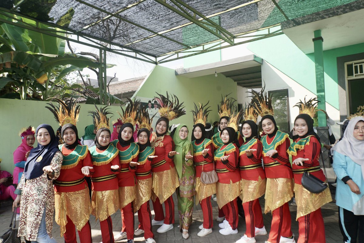 Sahabatningema's tweet photo. Ning @emaumiyyatulch bersama para peserta Lomba Senam Muslimat NU Pimpinan Anak Cabang (PAC) NU Sumobito, Jombang, yang mana lomba ini diperingati sebagai Harlah Muslimat NU yang ke-78 tahun. (21/7/24).

#lombasenam #senam #senammuslimat #muslimatnu #muslimatnutogetherforever https://t.co/YKc4SN24bF