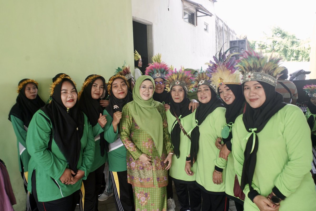 Sahabatningema's tweet photo. Ning @emaumiyyatulch bersama para peserta Lomba Senam Muslimat NU Pimpinan Anak Cabang (PAC) NU Sumobito, Jombang, yang mana lomba ini diperingati sebagai Harlah Muslimat NU yang ke-78 tahun. (21/7/24).

#lombasenam #senam #senammuslimat #muslimatnu #muslimatnutogetherforever https://t.co/YKc4SN24bF