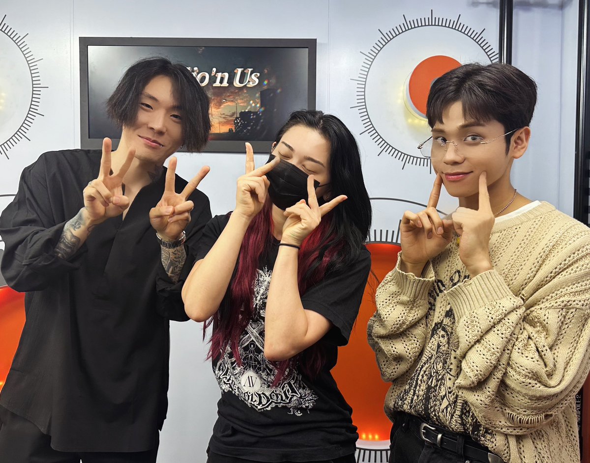 #RNUS
[Final PICK🪙]

🕺알렉사가 돌아왔습니다!!💃
아직 시차적응도 안된 상태에서 
고민해결을 위해 달려왔다고 해요! 감동🥹

오늘도 좋은 선곡으로 뮤직테라피 제대로 시켜준 알렉사와 빈치! 
그리고 함께 고민상담 해준 청취자분들까지! 
너무 감사했어요!♥️

#ARIRANGRADIO #RADIONUS