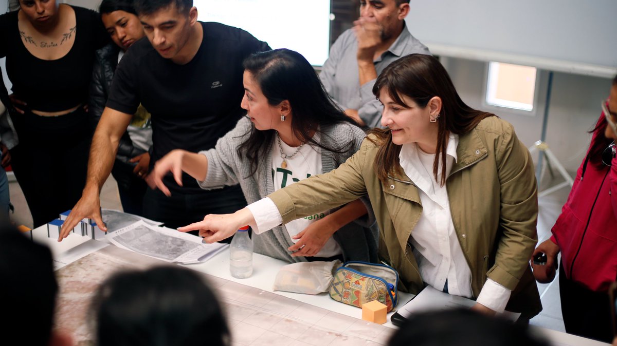 🧑‍🧑‍🧒‍🧒 Se realizó el 1º Taller de Diseño Participativo en el Yacampis, en el que recorrimos junto vecinos y vecinas las inmediaciones del lugar e intercambiamos ideas, intereses y demandas para planificar conjuntamente la renovación del sector.