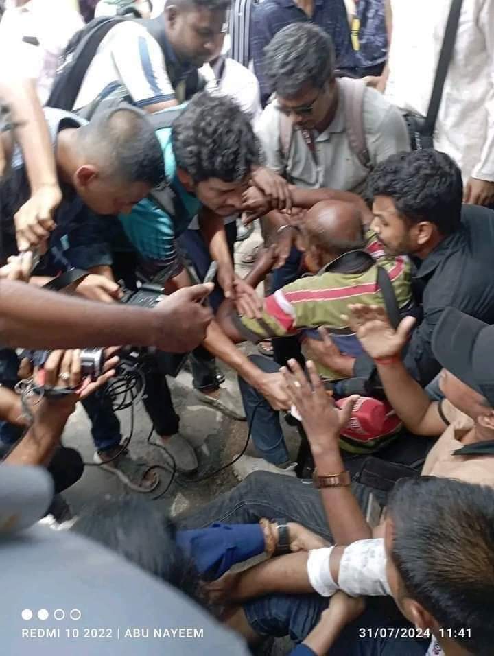 helpBDstu24's tweet photo. In Barisal, the police brutally beat the students, the inhumane police beat up the old journalist for taking this picture .Ya Allah help us #SaveBangladesiStudents #SaveBarishal #StepDownHasina @AJEnglish @PinakiTweetsBD @bbcbangla @cnni https://t.co/uYWhrJ7s9c