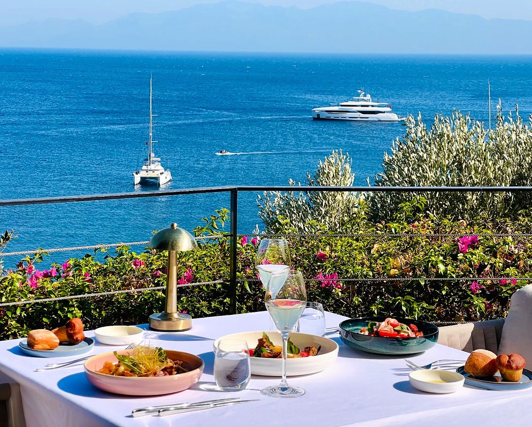Culinary experiences by the view of Barbaros Bay 💫

Nefes kesen Barbaros Koyu’nda gastronomi deneyimi 💫

#kempinskibodrum #kempinskidiscovery #bodrum #luxurious #travelphotography #italianfood #foodie