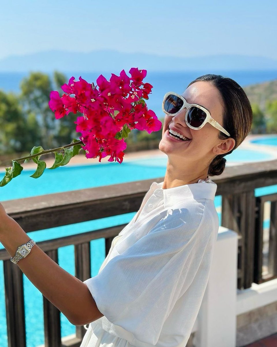 We invite you to a unique getaway, where green meets azur blue. Leave yourself to our luxury atmosphere and seize the moment. 
Sizleri azur mavi ile yeşilin buluştuğu eşsiz bir deneyime davet ediyoruz.