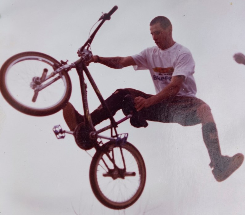 GuapoHerminio's tweet photo. Ahora que estamos todos hablando de BMX, recordemos a Diego Lamagna, uno de los asesinados por la represión policial el 20/12/2001 en las inmediaciones de Plaza de Mayo, que era un tremendo crack en esa disciplina https://t.co/aR6zPvmUiI