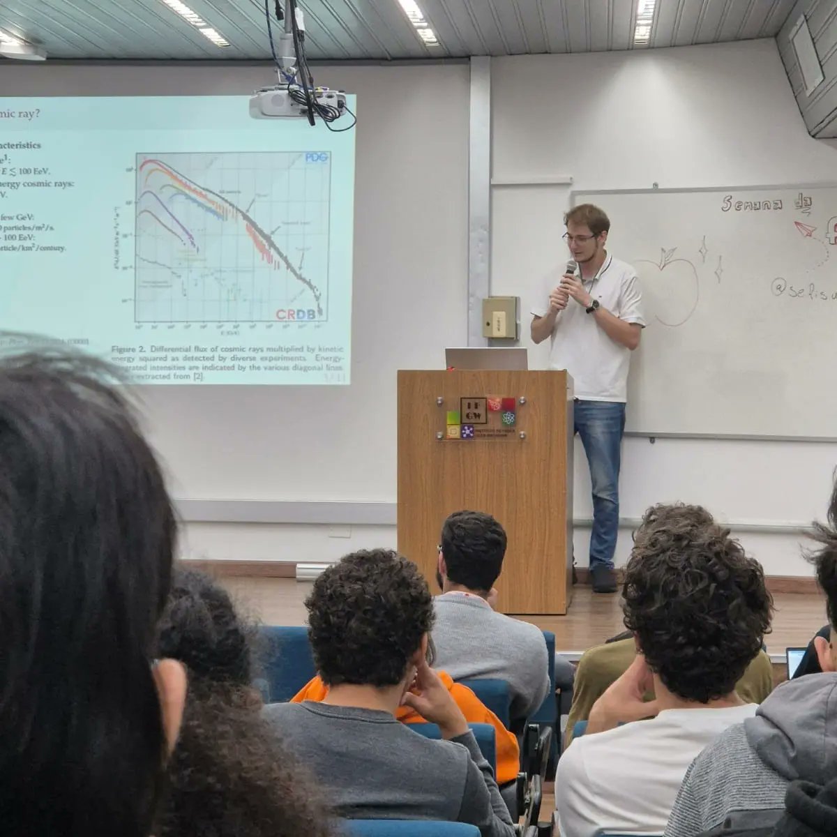 mateuszrenno's tweet photo. Hoje apresentei minha pesquisa de mestrado (em andamento) para os alunos de graduação em física da UNICAMP #IFGW #UNICAMP #CosmicRays #UHECR https://t.co/yhgpVa2Pcy