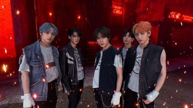 tang__kira's tweet photo. Konser VR pertama TOMORROW X TOGETHER (TXT) yang bertajuk 'HYPERFOCUS', akan digelar di Megabox COEX, Gangnam, Seoul mulai 31 Juli hingga 27 Agustus 2024.

Konser berdurasi 60 menit ini akan menyajikan pengalaman menonton yang imersif menggunakan teknologi VR headset.

Dengan teknologi canggih seperti perekaman hyper-real 9K+, modul VFX berbasis Unreal Engine, dan AI Super Resolution, tampilan visual beresolusi 12K akan membuat penonton merasa sangat dekat dengan para anggota TXT, seolah-olah berada dalam jarak kurang dari 5 cm.