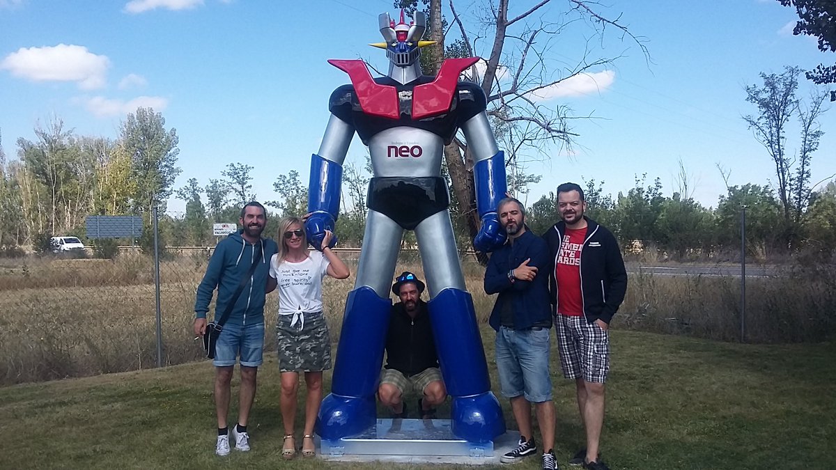 Hace 7 años d esta foto, la semana previa al Sonorama mis amigos de <a href="/yoestratosferic/">YO, Estratosférico</a> grababan "Aves Raras" en el Estudio Neo de Aranda,fue increíble poder estar allí con ellos en el proceso d grabación e inmortalizar su firma en una barrica d la bodega⚡♥️ open.spotify.com/track/0iubTD5a…