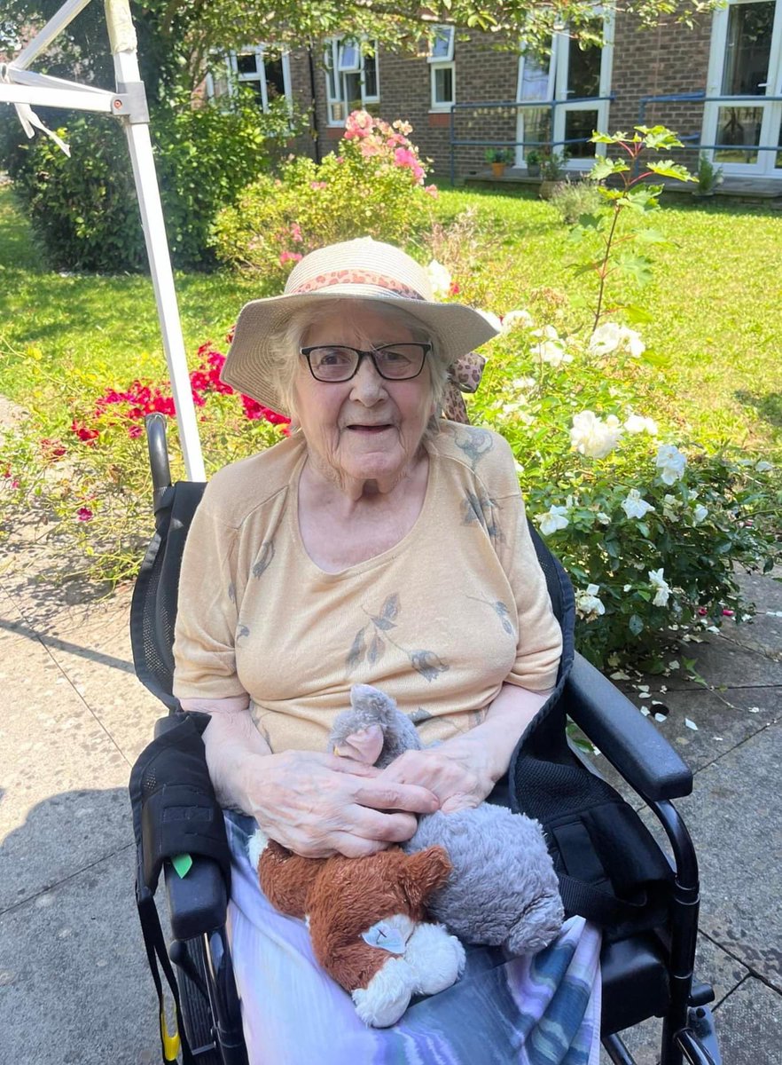 AugustaCourt's tweet photo. @AugustaCourt Our residents know how important it is to protect eyes 👀 and skin when out in the sun 🌞. 
Hats🧢👒 and sunglasses 🕶 are always available for them alongside the suncream🧴.
#sunshine #heat @AnchorLaterLife https://t.co/BTGMhnS9Bu