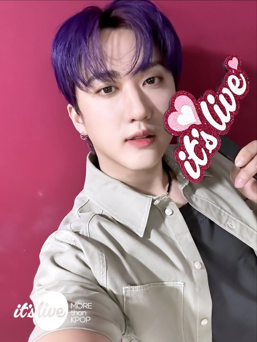 Thank you to It's Live! for capturing the moment with a selfie and sign. My purple hair looks incredibly fresh, even though I’m in a rather casual outfit. Ah, I absolutely love the result.