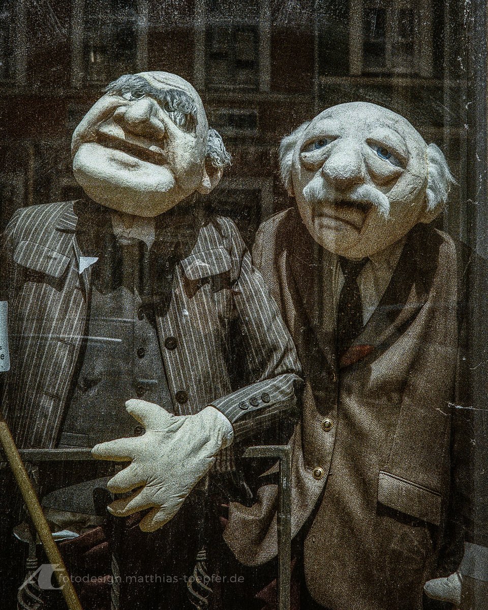 ateliertoepfer's tweet photo. Zwei alte Herren in einem Schaufenster von #Meiningen. #Contaflex II, #Tessar 2.8/45mm, #Kodak Color Gold 200 wie 100 ASA belichtet. Digitale Nachbearbeitung. #streetphotography, #Straßenfotografie, #analogshooters, #analogphotography #filmphotography, #affinityfoto https://t.co/eYaJrODW0N