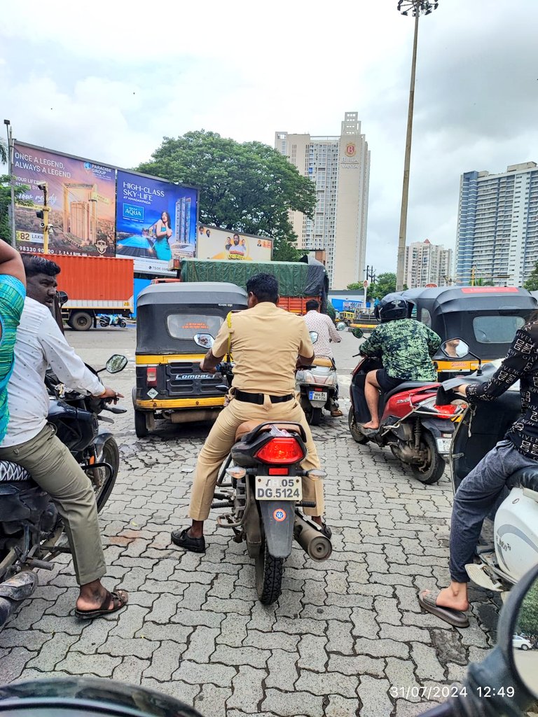 mid_waytimes's tweet photo. #𝗺𝗶𝗱_𝘄𝗮𝘆𝘁𝗶𝗺𝗲𝘀
#WATCH

🚨 Violation Alert: Head Constable Ignoring Traffic Rules in Kalyan (West) 🚨

Is this the kind of example our law enforcement is setting? This head constable, spotted at Prem Auto Signal, Kalyan (West), was caught blatantly 
@ThaneCityPolice https://t.co/QAtyIMMWzx