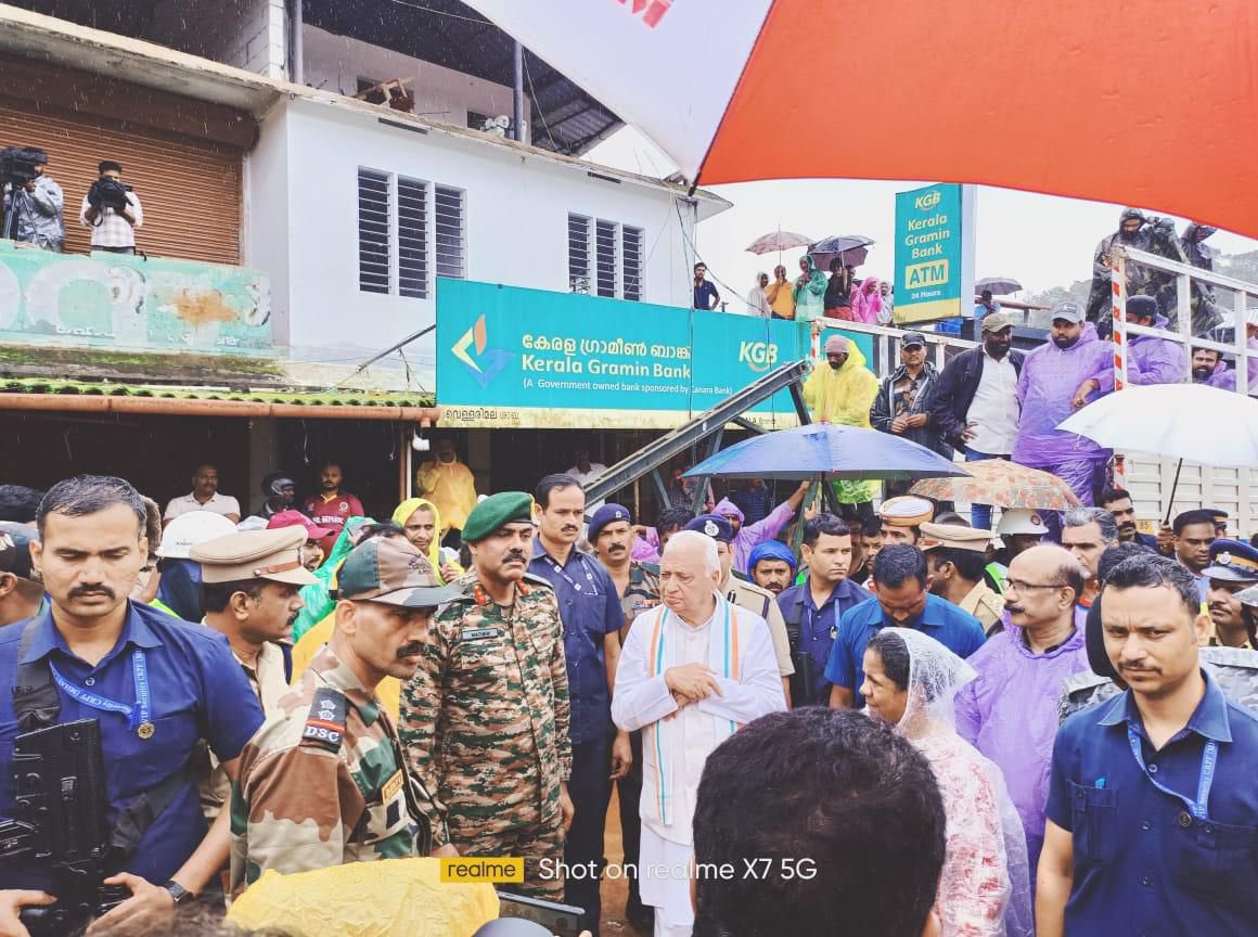 IaSouthern's tweet photo. #WayanadLandslide 

Maj Gen VT Mathew, AVSM, YSM, General Officer Commanding Karnataka and Kerala Sub Area reached #Meppadi Village in #Wayanad District and took charge of Rescue Operations. He briefed Shri Arif Mohammed Khan, Honourable Governor of #Kerala and other civil dignitaries on the ongoing effort.

#IndianArmy
#NationFirst
#KeralaLandslide 
@adgpi 
@KeralaGovernor 
@HQ_IDS_India 
@SpokespersonMoD 
@DefenceMinIndia