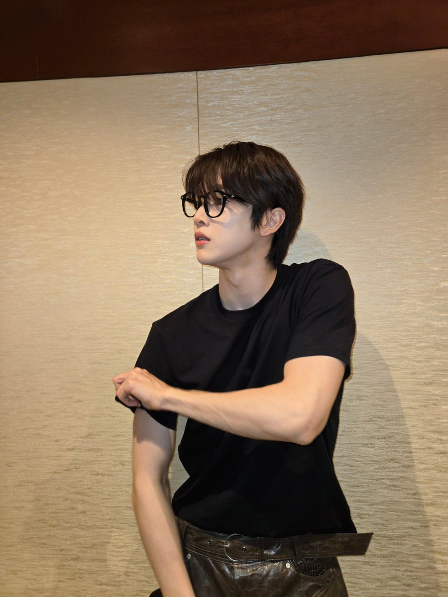 izz_zx's tweet photo. 와 씨 뿔테성찬 https://t.co/OnpswYmPv8
